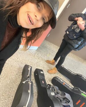 Petra Marklund Instagram - Mina akustiska konserter är igång! Och i April blir det mera! (Info snart)

Tack till alla som kom och lyssnade på plats och via radion! Missade ni kan ni lyssna in på Musikplats Stockholm via min bio! Och så hann jag med en fika med lilltjejen. Lyxdag. Tacktacktack! 💋🍝

Foto @junibackensfoto #Musikplatsstockholm #akustiskt