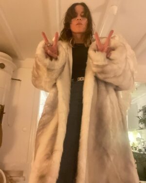 Petra Marklund Instagram - Peacejackan! Vad säger ni om denna då?? 😍

I design av mig och den fantastiska re-make designern @stinaloving ! (Som även gjort kläder till @alicebahkuhnke @zaralarsson @marit_bergman tex) 

Jackan är ett lyxigt vintagefynd (ej riktig päls) Och gjord med kärlek och jag ska bära den när jag kommer å sjunger på sön! 

Vill du ta över denna vita as-snygga isbjörnsdröm i vinter?? In å tävla om den. 50 kr kostar det att vara med och pengarna går till ändamålet. Ingen ska behöva dö av hunger. Jag älskar den så jag måste nog va me å tävla😅 

Ni hittar direkt via länken i min bio! 

#musikhjälpen #ingenskabehövadöavhunger #peacejackan #StinaLoving ☮️✌️