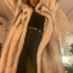 Petra Marklund Instagram - Peacejackan! Vad säger ni om denna då?? 😍 I design av mig och den fantastiska re-make designern @stinaloving ! (Som även gjort kläder till @alicebahkuhnke @zaralarsson @marit_bergman tex) Jackan är ett lyxigt vintagefynd (ej riktig päls) Och gjord med kärlek och jag ska bära den när jag kommer å sjunger på sön! Vill du ta över denna vita as-snygga isbjörnsdröm i vinter?? In å tävla om den. 50 kr kostar det att vara med och pengarna går till ändamålet. Ingen ska behöva dö av hunger. Jag älskar den så jag måste nog va me å tävla😅 Ni hittar direkt via länken i min bio! #musikhjälpen #ingenskabehövadöavhunger #peacejackan #StinaLoving ☮️✌️