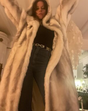 Petra Marklund Instagram - Peacejackan! Vad säger ni om denna då?? 😍

I design av mig och den fantastiska re-make designern @stinaloving ! (Som även gjort kläder till @alicebahkuhnke @zaralarsson @marit_bergman tex) 

Jackan är ett lyxigt vintagefynd (ej riktig päls) Och gjord med kärlek och jag ska bära den när jag kommer å sjunger på sön! 

Vill du ta över denna vita as-snygga isbjörnsdröm i vinter?? In å tävla om den. 50 kr kostar det att vara med och pengarna går till ändamålet. Ingen ska behöva dö av hunger. Jag älskar den så jag måste nog va me å tävla😅 

Ni hittar direkt via länken i min bio! 

#musikhjälpen #ingenskabehövadöavhunger #peacejackan #StinaLoving ☮️✌️