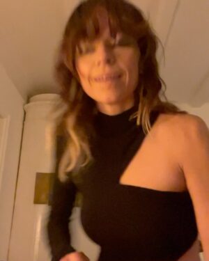 Petra Marklund Instagram - Spana in min klänning jag och @maxjohanstockholm gjorde till min 20 års fest! Det är en gammal polo och strandkjol som blev gala! What u think?? 🤩 

Nästa projekt blir en bolero av en vinterjacka! Får se hur den blir nu🪡🔥