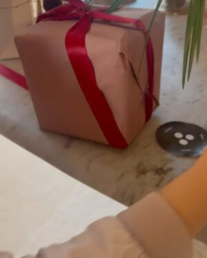 Petra Marklund Instagram - Vilken kärlek!!! Tack allihopa❤️❤️❤️Det här tar jag med mig. Att få fira 20 år med er! Vilka livsviktiga kapitel.

Och tack till @malmgrenskakrogen , platsen där jag skrev ett viktigt kontrakt som satte fart på allt. Ni mindes bordet och vad vi åt. Vi kunde inte varit på en finare plats:)

Och alla ni som lyssnar, kommer på konserter och ringer på min telefon för att knipa guldbiljetter! Längtar tills vi ses nästa gång! 5 av er får jag redan se nästa vecka😍🥂

Och sist men inte minst, manager @ditakleman älskar att jobba med dig💎

Hoppas ni gillar EPn🦋

〰️〰️〰️〰️〰️〰️〰️

What love!!! Thank you all ❤️❤️❤️ I carry this with me. To celebrate 20 years with you!! What crucial chapters of life.

And thanks to @malmgrenskakrogen, the place where I signed an important contract that set everything in motion. You remembered the table and what we ate. We couldn't have been in a more prefect place.

And all of you who listen, attend concerts, and call my phone to snag golden tickets! Can't wait until we meet again! I'll already see 5 of you next week😍

Hope you like the EP 🦋

Foto: @stassiey
#AndTheStoryGoes #Ute #Nu!