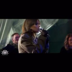 Petra Marklund Instagram - Alltså blicken👀😱😂☁️☁️

Vilka grejer man får va med om i livet! Händerna var en vändning för mig och en del av min kärleksförklaring till att sjunga på svenska. Som jag också älskar skriva på själv på en annan nivå.

Jag vet inte hur många meddelanden jag får där ni berättar att ni födde till låten, vågade göra slut, fann styrka när en nära gått ur tiden. Jag kommer aldrig att fatta riktigt hur stort det är. Tack för att ni vill berätta om allt det fina till mig. Det ger mig så mycket mening med det jag gör!❤️❤️❤️ 
Jag är så tacksam att jag får vara livskompis med denna låt och att varje gång riffet bara sätter ingång så sköter ni hela showen😂🙌 ÄLSKAR. 

Vad coolt det är med musik. Världens bästa och snabbaste sätt att resa.

Tack @joakimbergofficial @daniel_ledinsky och Saska Becker för vårt fina guldsamarbete. Inget hade varit detsamma utan er!!❤️

( Och mina vänner! På fredag klockan 15 svarar jag sista gången i min telefon-lek! 📞och får ytterligare 1 av er vinna en guldbiljett till min exklusiva spelning nästa vecka. För info, kolla förra inlägget😍)

〰️〰️〰️〰️〰️

I don't know how many messages I receive where you share giving birth to the song, daring to break up, finding strength when someone close passes away. I'll never fully grasp how significant it is. Thank you for sharing all the beautiful stories with me. It gives so much meaning to what I do! ❤️❤️❤️ I'm grateful to be companions with this song and every time the riff kicks in, you guys take over the whole show 😂🙌 LOVE IT.

How cool music is. The world's best and fastest way to travel.

Thanks @joakimbergofficial @daniel_ledinsky and Saska Becker for our wonderful golden collaboration. Nothing would have been the same without you!! ❤️

(And my friends! On Friday at 3 PM, I'll answer the last time in my phone game! 📞 and one more of you will win a golden ticket to my exclusive performance next week. For info, check the last post 😍)

#Händernamothimlen #Acoustic #Friday #EP  #AndTheStoryGoes