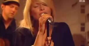 Petra Marklund Instagram - För 16 år sen sjöng jag samma låt på samma plats här i studion. Lite mer nervös:)

Tack igen @Nyhetsmorgon och @jennystromstedt !
Vi pratade bakåt, vi pratade framåt och vi pratade nu. Lite eventuell 40 års kris.. som jag kom fram till att jag inte har eftersom jag känner mig som ett barn. 😂 Ett annat barn (enligt programledaren) är @poptonten som också är min artistkompis på scen den 28e november på Rival! Ihop med vår prisade jazzpianist Jan Lundgren som sitter vid flygeln. 
Det blir akustiskt, det blir jazz och det blir askul! 
Köp biljett på Rival.se eller via länken i min biografi! Så ses vi!:)

Idag tänker jag på Lasse. Jag är sjuk så jag är med i hjärtat❤️
