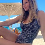 Petra Svoboda Instagram - Takhle se tvarim, kdyz mi vubec nic nechybi😉😂Rodina pohromade, vlasy umyty jen morskou soli a misto pudru pisek z plaze. V dnesni dobe je clovek za kazdou takovou chvili vdecny dvojnasob. Kazdopadne at je slunce nebo snezi, hlavne kdyz jsme vsichni zdravi❤️🙏#family #sea #salt #sand #wind #sun #holiday #uae #together Madinat Jumeirah