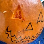 Petra Svoboda Instagram - Tak my uz jsme si popravde dyne vydlabali pred tydnem na chate, polivku uvarili a seminka oprazili, no a ted uz se muzem soustredit jen a jen na straseni🎃😁🎃 #halloween #trickortreat #pumpkins #carving #family
