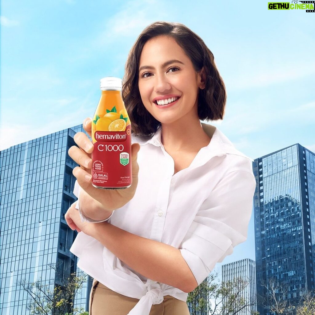 Pevita Pearce Instagram - hemaviton C1000 TOTAL CARE dengan formula TOTAL CARE dilengkapi Buffered Vitamin C 1000mg yang bersifat Lebih Tidak Asam sehingga lebih nyaman di lambung, Vitamin D3 untuk bantu mengaktifkan fungsi sel imun yang berperan penting menjaga imunitas, dan Zinc untuk bantu pembentukan antibodi. hemaviton C1000 Total Care, Boost Immune, Stay Fit! 🥰 #hemaviton #hemavitonC1000 #BoostImmuneStayFit