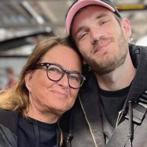 PewDiePie Instagram - After a year and a half I finally got to see my parents and sister in sweden 💓🇸🇪
