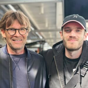 PewDiePie Instagram - After a year and a half I finally got to see my parents and sister in sweden 💓🇸🇪