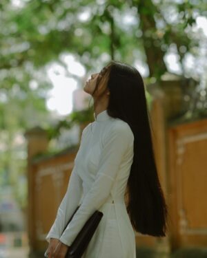 Phạm Nguyễn Lan Thy Instagram - Dưới hàng cây lá nhỏ li ti, có mắt ai trông một bóng dáng đi về