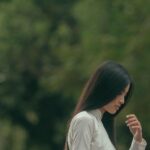 Phạm Nguyễn Lan Thy Instagram - Dưới hàng cây lá nhỏ li ti, có mắt ai trông một bóng dáng đi về
