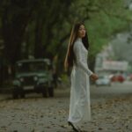 Phạm Nguyễn Lan Thy Instagram - Dưới hàng cây lá nhỏ li ti, có mắt ai trông một bóng dáng đi về