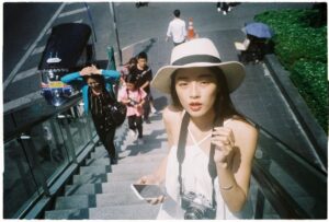 Phạm Nguyễn Lan Thy Instagram - Bangkok.

Trôi bồng bềnh trên dòng Chao Phraya vào cuối ngày nắng inh đầu, ngắm nhìn những mái ngói giờ chỉ còn là những đường nét in bằng những tia sáng cuối cùng, mình trong phút chốc được quyền quên mất bản thân, quên đi những áp lực trách nhiệm ở Sài Gòn, chỉ đơn giản là hoà hơi thở của mình vào nhịp điệu chung nơi thành phố lạ.

Một người có cần một nơi chốn? Đôi khi chính bản thân mình đã là một nơi chốn, khi ta làm ta đủ tròn đầy.

#Thy