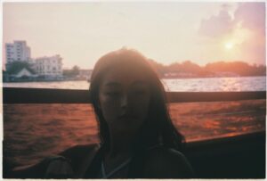 Phạm Nguyễn Lan Thy Instagram - Bangkok.

Trôi bồng bềnh trên dòng Chao Phraya vào cuối ngày nắng inh đầu, ngắm nhìn những mái ngói giờ chỉ còn là những đường nét in bằng những tia sáng cuối cùng, mình trong phút chốc được quyền quên mất bản thân, quên đi những áp lực trách nhiệm ở Sài Gòn, chỉ đơn giản là hoà hơi thở của mình vào nhịp điệu chung nơi thành phố lạ.

Một người có cần một nơi chốn? Đôi khi chính bản thân mình đã là một nơi chốn, khi ta làm ta đủ tròn đầy.

#Thy