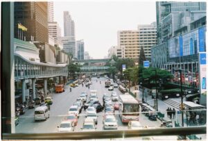 Phạm Nguyễn Lan Thy Instagram - Bangkok.

Trôi bồng bềnh trên dòng Chao Phraya vào cuối ngày nắng inh đầu, ngắm nhìn những mái ngói giờ chỉ còn là những đường nét in bằng những tia sáng cuối cùng, mình trong phút chốc được quyền quên mất bản thân, quên đi những áp lực trách nhiệm ở Sài Gòn, chỉ đơn giản là hoà hơi thở của mình vào nhịp điệu chung nơi thành phố lạ.

Một người có cần một nơi chốn? Đôi khi chính bản thân mình đã là một nơi chốn, khi ta làm ta đủ tròn đầy.

#Thy