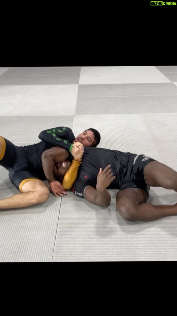 Phil Hawes Instagram - #showmesomethinfriday @luquevicente shows is his famous darce choke! Try it out tell me what you think 👊🏾👊🏾 @thearmbarsoapcompany @thornehealth @ufc #nohype #nohypearmy #fitness Kill Cliff FC