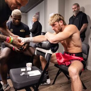Phil Hawes Instagram - I went into @loganpaul locker room like a professional to do my job ,but @jakepaul wanted to run his mouth! Come fight a real fighter 🤡 @gordonlovesjiujitsu you know I’m right he  wouldn’t