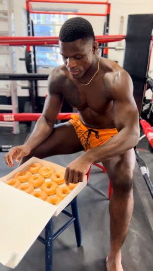 Phil Hawes Instagram - If i miss weight 🫠🤦🏾‍♂️. #mukbang #nohype #weightlossjourney  #noragrets #noregrets @krispykreme
