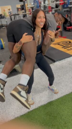 Phil Hawes Instagram - 🚨 #showmesomethinfriday 🚨 

⁉️ Who: @ay_dubz 

⁉️ What: She shows us her glute routine 🍑 👏🏾

 See y’all next week 👊🏾 #realhotgirlshit #glutes #ufc #workout #motivation 📸 @raysherwood1