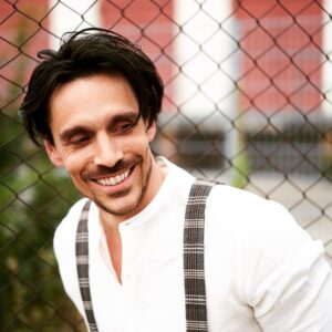 Philipp Christopher Instagram - Let your guard down. 
Was bringt Euch aus der Fassung? 
Photo by @graysonlauffenburger #portraitphotography #smile