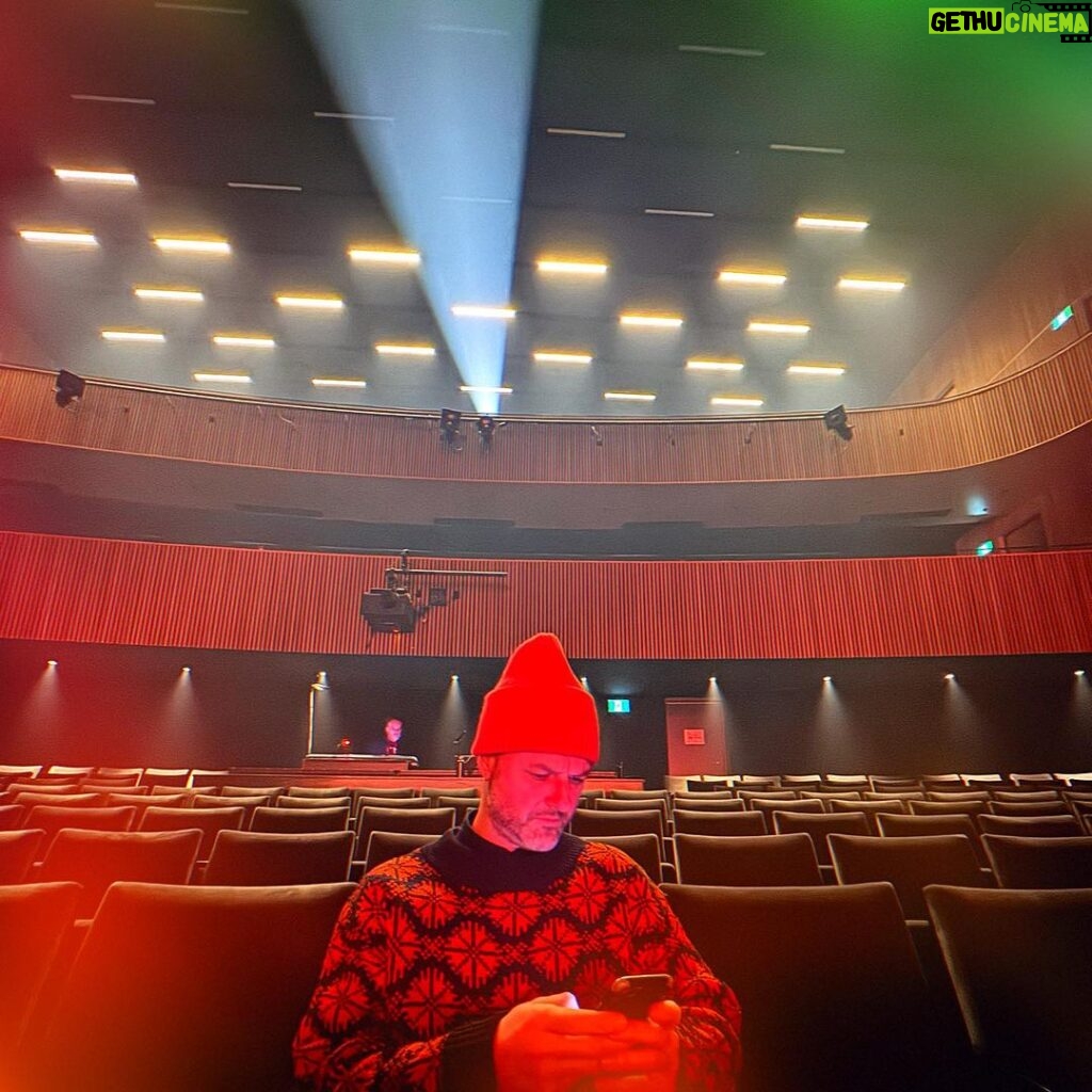 Pierre Lapointe Instagram - Tournée de Noël 🎅🏼 @theatregillesvigneault 🎁 il reste 8 spectacles / 18 ! Théâtre Gilles-Vigneault