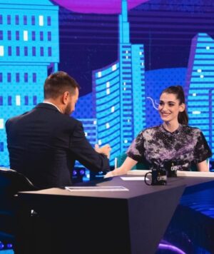 Pilar Fogliati Instagram - Questa sera a #staseracecattelan io e @alecattelan LETTERALMENTE PIENI🤘
Alle 23.15 su @instarai2 

@desphemmes
@andreasmercante ♥️
