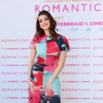 Pilar Fogliati Instagram - Ieri conferenza stampa di Romantiche al meraviglioso @cinema.barberini Con @giovanni_veronesi_influencer Grazie sempre♥️ @theindianaway @fabrizio.donvito @visionfilmdistribution "Romantiche" dal 23 febbraio al cinema Abito @paulsmithdesign @andreasmercante ⭐️ Mua @glittermakeupagency @stefania_tranchino