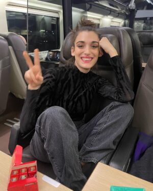 Pilar Fogliati Instagram - Una vita a fare le foto cosi✌️
Ci vediamo domani a Firenze! #romanticheilfilm 
🎯Prossime anteprime
-Palermo 8 febbraio (Cinema Lux)
-Napoli 9 febbraio (cinema Metropolitan)
-Spoltore 10 febbraio (cinema Arca)
