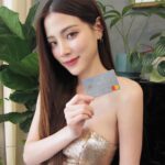 Pimchanok Luevisadpaibul Instagram - 🫶🏼Festive Time! แฮปปี้ให้สุดๆ กันไปเลย บัตรเครดิต UOB Premier บัตรเดียวที่ไปไหน ทำอะไรก็คุ้ม พกบัตรเดียวเอาอยู่! รูดช้อป กิน เที่ยวส่งท้ายปีให้โลกจำ บัตรเดียวที่ใบอยากให้ทุกคนมี💋💙