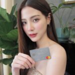 Pimchanok Luevisadpaibul Instagram - 🫶🏼Festive Time! แฮปปี้ให้สุดๆ กันไปเลย บัตรเครดิต UOB Premier บัตรเดียวที่ไปไหน ทำอะไรก็คุ้ม พกบัตรเดียวเอาอยู่! รูดช้อป กิน เที่ยวส่งท้ายปีให้โลกจำ บัตรเดียวที่ใบอยากให้ทุกคนมี💋💙