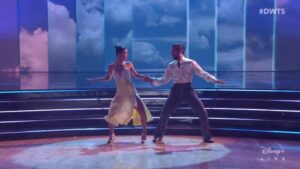 Pinar Toprak Instagram - This brought a huge smile to my face. @charlidamelio and @markballas’s Freestyle dance to my score for Disney’s “Us Again” on @dancingwiththestars season finale this week!! 💕💃🏼 And they won! 🎉