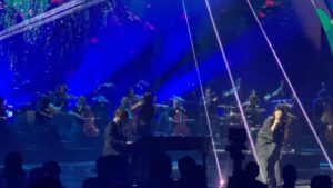 Pinar Toprak Instagram - From Kadikoy, Istanbul to conducting the amazing @billieeilish on stage at the Oscars. My 8 year old self who used to wake up at 3am to watch the Oscars would be so grateful I kept on following my dream… What a night, what an experience… ❤️