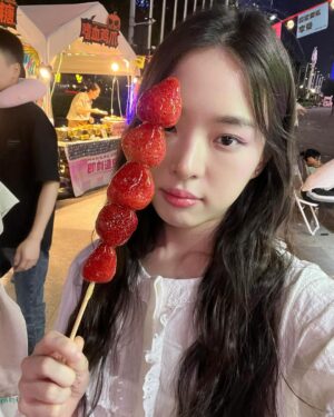Pitchatorn Santinatornkul Instagram - my fav 🙈🙊 糖葫芦 🍓 ทำเท่าไหร่ก็ไม่อร่อยเท่าคนอื่นทำ🥹