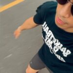 PoLin Tung Instagram - 最近在學著認真過生活 試著心無旁念的做好事情 早起餵狗、盥洗、健身房、刷吉他 去工作室弄些有的沒的 研究一些喜歡的東西 不管是什麼... 全心全意的投入在當下的感覺 就是一種高品質的享受 我打算在我新的一年都如此 還有.. 滑直排輪聽歌是最近最大的愛好 也想跟大家分享這一點的生活樂趣 希望我們都不要忘記留時間給”自己” 跟著蝴蝶走就不會迷路了 迷路了就玩一下 體驗一下別的感受 我想它都是有意義的 蝴蝶一定會再回來 🦋 逢九不過生日 那把祝福給出去 我們每人一句 「願世界和平善良健康！」 然後… 我其實不會打籃球 😅