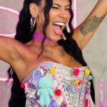 Pocah Instagram - “Não somos obrigados a nada, ninguém manda nessa….” Complete a frase se você 💖 a Pocah tanto quanto nós! Os preparativos para o bloco da Pocah começaram aqui na Housi e já estamos no #Mood Funk o Dia Inteiro. Não tem jeito! Estamos viciados nessa Housi Vibes Carnaval com muita música da Pocah, coreografia e liberdade para ser feliz! 🎉 Seja bem-vinda a nossa moradia do futuro @pocah 🩷 #IndaHousi #HousiVibes #SmartLiving