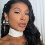Pocah Instagram - Papel e caneta já estão na mão? A dica de hoje ganha mais que 10 no quesito de autocuidado no Carnaval. Cheguei junto pra fechar com a @redken, a marca profissional nº1 dos Estados Unidos. Usamos a máscara 5-min Liquid Mask da linha Acidic Bonding Concentrate para deixar meu cabelo super hidratado e para o penteado, além de todos os produtos incríveis da marca, usamos o coringa do carnaval, o Leave-in em spray One United de 25 benefícios. E aí amaram tanto quanto eu?! #RedkenABC #StylingRedken #CarnavalRedken #RedkenOneUnited