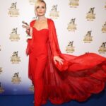 Polina Gagarina Instagram – Вчера на церемонии Национальной музыкальной премии “Виктория-2021” я получила награду как Лучшая певица года!
Искренне благодарю свою команду – ребята, мы вместе уже не первый год и столько еще впереди! Академиков и жюри премии – спасибо, что верите в меня, ваше признание бесценно! Моих талантливых коллег-музыкантов – я радовалась за вас в этот вечер! И зрителей – ради вас мы выходим на сцену, поем, побеждаем и двигаемся вперед!
Костюм @rasario 🤍 
💎 @damianiofficial 
 #полинагагарина #премиявиктория #певицагода