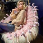 Polina Gagarina Instagram – В поисках кресел в наличии😂 Вот это кажется неплохое😂 🦩Что думаете, берём? #полинагагарина #гагаринапоехали