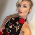 Polina Gagarina Instagram – Давно, ох давно не было селфи😂 А уж красной помады сколько не было! 💋 Аж 2 фото, вам на выбор☺️ #полинагагарина #гагаринапоехали