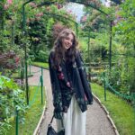 Poqssi Instagram - Quoi de mieux que le jardin de Claude pour vous annoncer que je fais un live twitch dimanchemain sur le thème suivant : « conseil de classe »J’annonce l’heure en story tantôt 💙 Jardins De Claude Monet Giverny