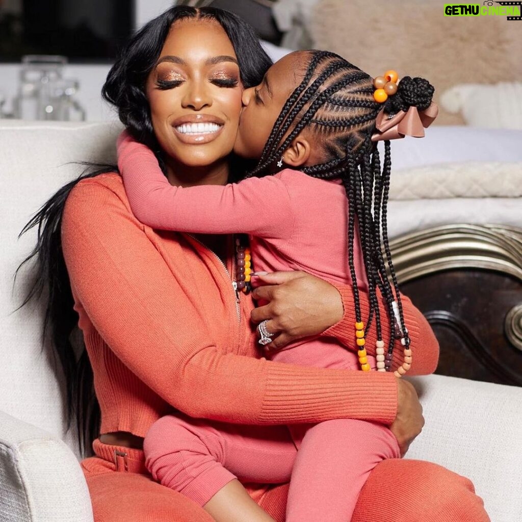 Porsha Williams Guobadia Instagram - 🥰Blessing to everyone on this beautiful day!!! I’m so thankful for my family and all the love in my life. Sending lots of love and warmth to everyone today ❤️🙏🏾 @pilarjhena my heart outside my body !! #HappyHolidays #AMothersLove Hair: @gonakedhair 📸 @rarifilmz Pj Braids: @braidsbyshellbeanz_ Outfits: @amazon storefront link in my Bio!!