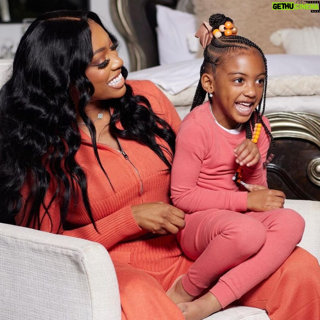 Porsha Williams Guobadia Instagram - 🥰Blessing to everyone on this beautiful day!!! I’m so thankful for my family and all the love in my life. Sending lots of love and warmth to everyone today ❤️🙏🏾 @pilarjhena my heart outside my body !! #HappyHolidays #AMothersLove Hair: @gonakedhair 📸 @rarifilmz Pj Braids: @braidsbyshellbeanz_ Outfits: @amazon storefront link in my Bio!!