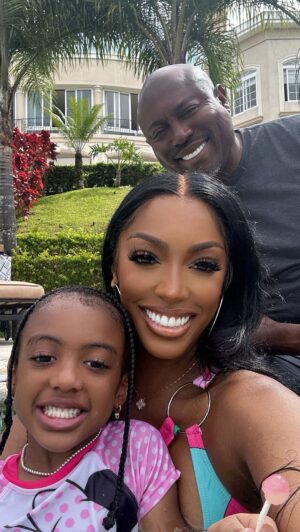 Porsha Williams Instagram - ❤️🍋Mi Familia 🌺 We had a beautiful day making homemade lemonade from our trees and enjoying the sun! #Blessings #HomeSweetHome #PuraVida