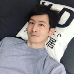 Potter King Instagram - 挑好沙發就像是挑合適的另一半， 對象選得好，相處到老沒煩惱。 對象選不好，流過的淚就是你婚前腦子進的水。 好沙發跟好對象一樣都得有這三個必要條件： 看起來順眼的顏值讓你眼睛舒服， 疲憊時能溫柔地支撐著替你鼓舞， 開心時有足夠深度承接你的全部。 現在若沒有好對象，記得先挑張好沙發😂 前陣子放假時我都在逛家具店，去試坐了各家品牌的沙發， 最後挑了台灣本土家具品牌東稻家居，來當我家客廳的門面～ 去門市試坐時店員會依照你使用習慣、家中有無養寵物等， 來推薦沙發款式以及布料給你👍 重點還能客製化服務，從布料材質到沙發長度、寬度、軟硬度， 甚至連椅腳高度都可以選！訂做沙發還享五年保固～ 若跟我一樣家中有放掃地機器人，可以參考我這個高度較高的椅腳， 底部還有防刮軟墊，直接移動也不用擔心刮傷磁磚🥰CP值超高！ 各縣市也都有門市可以試坐 除了沙發之外其他像是床墊、床架、茶几等各式家具都有販售， 有需要添購新家具的朋友，推薦各位到東稻家居看看🤩 @hdhome_life