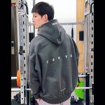 Potter King Instagram - 每個人的體質都不一樣，不知道各位是屬於那一種呢？ 像我是算那種不容易吃胖的人。 或許有些人喜歡這種體質，覺得能一直瘦瘦的。 但偏偏我個人認為像阿諾那種巨巨身材超帥的！ 男生就該喜歡陽剛的東西啊！（誤） 這也是為什麼我會開始健身原因，因為我很難吃胖，只能靠訓練長肉。 雖然現在也不敢說自己多壯，頂多是有在運動的程度這樣。 而在訓練之後才明白，想練成阿諾那樣， 根本超．級．困．難。完全不是一般人能達到的！ 一開始新手階段的我，還覺得自己是天選之子，一定能巨起來！ 所以練得很瘋，一週會上健身房至少六天。 撇除教練課的日子是下午或晚上之外， 那陣子我還覺得健身房太多人，器材要排隊會影響自己運動， 於是我都一早六點就起床去健身房晨練。 練完回家就逼自己吃八顆蛋， 吃不下就改蛋花湯的方式直接喝。 而到了吃飯時間如果還在忙沒辦法用餐的話， 就會感到煩燥，想說自己辛苦練的肌肉要流失了🤣 那有健身過的朋友應該都知道， 初期練的前半年會感覺到自己明顯進步， 但差不多兩年後，你就會碰到瓶頸。 再練好像也就長那樣，沒有辦法更巨。 很多人就是在這階段開始產生惰性， 包括我這凡夫俗子也不例外🙂 加上身高高的人，要練得很巨其實比矮的人來說， 難度相對更高一點，因為肌肉要覆蓋的面積更廣。 現在我已經認清這現實了， 當不了巨巨，至少也要穿得英俊😂 推薦這款台灣品牌VERVE的機能上衣和長褲， 雖然是運動服飾，但它們家的設計風格讓你沒運動時穿， 也能作為日常型男穿搭。 我個人是覺得它吸濕排汗的效果很好～ 還很透氣，練腿日大噴汗時也不怕臭😂 另外不管是衣服還是褲子的彈力都非常好， 就算穿著深蹲或硬舉也不會卡卡的👍 Oversize版型日常穿搭也適合！一件雙穿～ 現在購買可使用波粉專屬折扣碼：VVPOTTER https://www.verve.com.tw 一針一線，台灣製造👍。 穿上VERVE，被愛擁抱。 @verve.tw #VERVE #材質超滑順 #穿起來超舒服的啦 #太空機能短袖 #機能訓練長褲