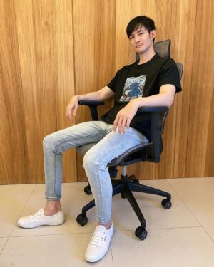 Potter King Instagram - 每位成功人士的背後，都有一張舒適的椅子😂

如果是和我一樣平時長時間坐在電腦前的朋友，
選張好椅子，真的是能幫助你久坐上比較不累🧐

這張【椅の職人-懸浮椅】與一般一片式椅背最大的不同，
就是多了獨立腰靠，能更有效支撐腰部，分散腰部壓力！
加上椅墊的弧形設計，符合人體工學坐姿，讓你更舒適🤩

還能配合身高進行前後調整椅墊，使大腿不懸空👍

現在購買享有一年保固，
如有任何問題都能更換全新配件！
到貨後若覺得坐起來不滿意，七天還能免費退換貨唷！

趕緊買起來👉：https://japanchair.com.tw/波特王好帥