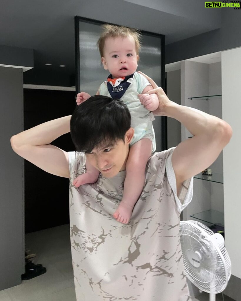 Potter King Instagram - 萬聖節扮演一位慈父🎃 頭上的道具是朋友花了十個月製作的寶寶🤣太可愛啦🥰