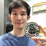 Potter King Instagram - 獲得黑熊學院完訓臂章✅ ————————— 今天去上了黑熊學院的實體課程， 內容包括現代軍事科普、資訊戰與認知戰、傷患救護實作、避難工作準備。 課堂中理論的部分，由於做粉紅特報的關係，有時講到軍事議題也要做功課，所以對我來說算是當複習了😎 自己主要是為了實作而去的🤓 怎麼用止血帶、包紮傷口，以及如何有效抬傷患等。 上課之前沒演練過，有些細節還真不知道😂長知識了 而有件讓我意料之外的事， 就是女學員居然比男學員多。 本以為這種課程會吸引男學員比較多， 但現場女學員人數至少超過一半。 真是巾幗不讓鬚眉😎 守衛家園不分男女👍 @kuma.academy