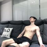 Potter King Instagram - 挑好沙發就像是挑合適的另一半， 對象選得好，相處到老沒煩惱。 對象選不好，流過的淚就是你婚前腦子進的水。 好沙發跟好對象一樣都得有這三個必要條件： 看起來順眼的顏值讓你眼睛舒服， 疲憊時能溫柔地支撐著替你鼓舞， 開心時有足夠深度承接你的全部。 現在若沒有好對象，記得先挑張好沙發😂 前陣子放假時我都在逛家具店，去試坐了各家品牌的沙發， 最後挑了台灣本土家具品牌東稻家居，來當我家客廳的門面～ 去門市試坐時店員會依照你使用習慣、家中有無養寵物等， 來推薦沙發款式以及布料給你👍 重點還能客製化服務，從布料材質到沙發長度、寬度、軟硬度， 甚至連椅腳高度都可以選！訂做沙發還享五年保固～ 若跟我一樣家中有放掃地機器人，可以參考我這個高度較高的椅腳， 底部還有防刮軟墊，直接移動也不用擔心刮傷磁磚🥰CP值超高！ 各縣市也都有門市可以試坐 除了沙發之外其他像是床墊、床架、茶几等各式家具都有販售， 有需要添購新家具的朋友，推薦各位到東稻家居看看🤩 @hdhome_life