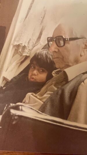 Poulad Kimiayi Instagram - خانه پدربزرگم را برای پدرم بازساختم تا مدرسه پدر شود ! هنوز بیاد دارم اتاقی که الان اتاق پدرم شده روزی در آن پدربزرگم صدام میزد ،پولاد من بیا پیشم بنشین و من کنارش مینشستم و او برایم از تاریخ میگفت که چطور نازی ها دنیا را فتح کردندو من که کوچک بودم فقط به بهانه ایی فکر میکردم تا سرم را روی پای مادر بزرگ بزارم و او برایم قصه بگوید الان شاید خود این که میگویم قصه باشد ولی نبود مادر بزرگ از خودش قصه میگفت و من ساعت ها گوش میکردم .صبح تا ظهر برای مهمان هایی دعوت نشده که همه سر میزدن سفره میچید و نهار برای همه دوستان سر زده آماده بود حالا میفهمم چگونه سینما در چشمان کم سوی آب رفته اش به چشمان مسعود استعداد شد او یک قران به یک قران پول میداد برای سینمای مسعود و دوستانش .چای داغ با سماوری زغالی همیشه روی زمین کنار پنجره بود که استکان های کمر باریک و نعلبکی را همان جا با آب جوش  سماور آماده میکرد و کمی کشمش چاشنی اش  بود .سماور را پدربزرگ پنج صبح روش میکرد و موهایش را آب شونه میکرد و با کت شلوار و کفش ورنی قبل از این که هوا روشن شود میزد بیرون محمد تقی خان کیمیایی ماشین سنگین داشت شیش دستگاه که چهار تاش رفت جنگ برنگشت یکیش رو تو فیلم تیغ و ابریشم آتش زده شد آخریش رو آخر عمرش داد به راننده ایی که واسش کار میکرد تا بچه هاش عروسی کنن .هنوز صدای خنده های مادر با عمه ایرانم در حیاط و من که در حوض با قیصر پسر عمه آب بازی میکرد در گوشم میپیچد .بچگی چه قدر خوب بود عین فیلمای قدیمی رنگ‌ها هم شفاف تر بود رنگ بیشتر بود انگار .یادش بخیر گرمای تابستان هندوانه در حیاط و شب های خنک زیر پشه بند ،حالا همه رفتن و هنوز مسعود کیمیایی در همان اتاق نشسته است ،درس میدهد .حالا صدای بچه های آزاد فیلم آنجا را زنده میکند به خانه کیمیایی ها خوش آمدید… به خانه خودتون @azadfilm @armin_hemmati #خانه #كيميايي _ها